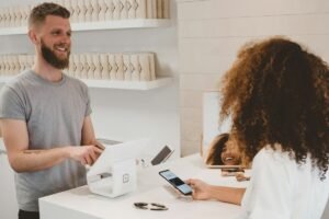 Cash Back vs Travel Rewards: Which Credit Card Rewards Are Worth More? — illustrated guide cover